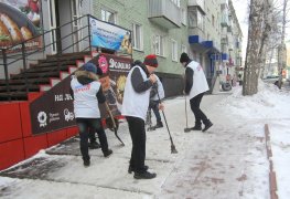 На территории Осинниковского городского округа прошел общегородской субботник по уборке территории города от снега и наледи