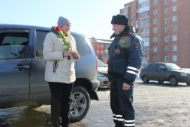 8 марта сотрудники Госавтоинспекции поздравили автомобилисток с Международным женским днем