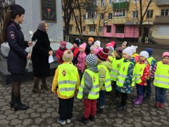 На днях сотрудники Госавтоинспекции г. Осинники провели профилактическое мероприятие «Безопасность на дороге» с воспитанниками детского сада № 30