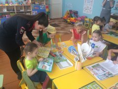 В рамках мероприятия "Юный пешеход" сотрудники Госавтоинспекции г. Осинники посетили воспитанников детского сада № 9
