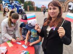 В Осинниках отметили День российского флага