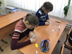 Сотрудники Госавтоинспекции г. Осинники провели мастер-класс по изготовлению световозращающих элементов для учащихся школы № 35