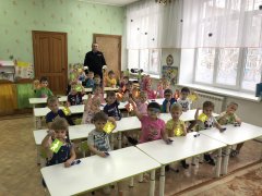 В рамках  мероприятия «Засветись» сотрудники Госавтоинспекции провели для воспитанников детского сада № 54 мастер-класс по фликерам