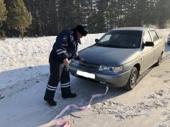Сотрудники Госавтоинспекции г. Осинники оказали помощь водителю, автомобиль которого сломался в мороз.