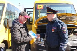 В рамках социальной кампании #БезВаснеполучится сотрудники Госавтоинспекции г. Осинники провели беседу с водителями школьных автобусов