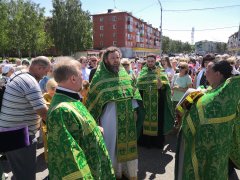 В день Святой Троицы в Осинниках прошла Божественная литургия и состоялся традиционный крестный ход
