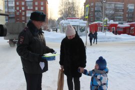 Сотрудники Госавтоинспекции г. Осинники провели акцию "Полицейский Дед Мороз!"