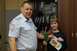 Сотрудники регистрационно-экзаменационного отделения Госавтоинспекции г. Осинники в канун 8 марта поздравили женщин с праздником.