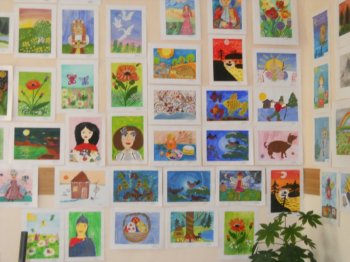 Выставка детских рисунков "Яркие краски детства"