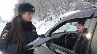 Сотрудники Госавтоинспекции г. Осинники провели блиц-опрос среди участников дорожного движения