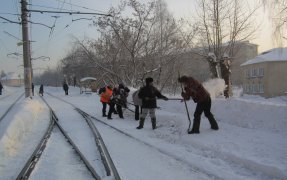 На борьбу со снежными завалами вышли более 520 осинниковцев