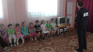 Сегодня сотрудниками Госавтоинспекции г. Осинники провели познавательную беседу с воспитанниками детского сад № 8