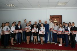 В День России в администрации города прошло торжественное вручение паспортов подросткам, достигшим 14-летнего возраста