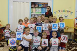 Сотрудники Госавтоинспекции города Осинники провели для воспитанников детского сада № 30 «Голубок» мероприятие «Мы за безопасность. Мы соблюдаем ПДД».