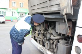 Сотрудники Госавтоинспекции проверяют техническое состояние автобусов и безопасность пассажиров.