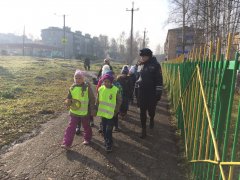 В рамках профилактической операции «Каникулы» сотрудники ГИБДД организовали и провели для воспитанников детского сада № 40 акцию «Шагающий автобус!"