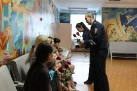 Сотрудники Госавтоинспекции г. Осинники поздравили молодых мам с предстоящим праздником