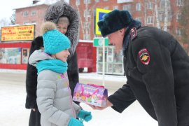Накануне сотрудники Госавтоинспекции г. Осинники подарили подарки детям, соблюдающим Правила дорожного движения.