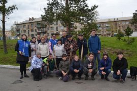 В поселке Тайжина продолжается работа по озеленению парка «Мир» В поселке Тайжина продолжается работа по озеленению парка «Мир»