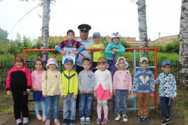 Сотрудники Госавтоинспекции продолжают проводить профилактические мероприятия с воспитанниками дошкольных учреждений города Осинники.