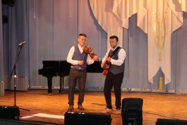 Rонцерт Степана Мезенцева (скрипка) и Петра Маланова (гитара)