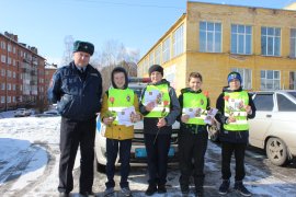 Сотрудники Госавтоинспекции г. Осинники совместно с отрядом ЮИД школы № 36 провели акцию посвященную 8 марта