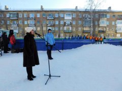 В преддверии Дня города Осинники  в поселке Тайжина состоялось вручение коньков для пункта проката спортивного инвентаря