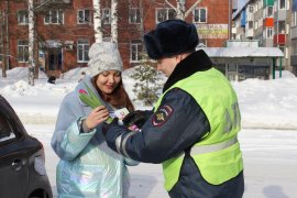 Сотрудники Госавтоинспекции г. Осинники поздравили представительниц прекрасного пола с  8 марта.