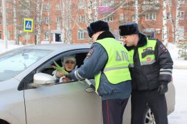 Сотрудники Госавтоинспекции г. Осинники поздравили представительниц прекрасного пола с  8 марта.