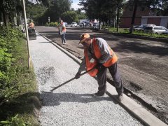 В ОСИННИКАХ ОТРЕМОТИРУЮТ ПОРЯДКА ДВУХ КИЛОМЕТРОВ АВТОМОБИЛЬНЫХ ДОРОГ 