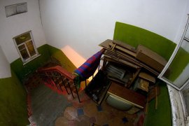 Захламленный подъезд, лестничные клетки. Опасно для жизни. Захламленный подъезд, лестничные клетки. Опасно для жизни.