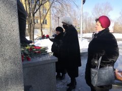 Цветы к мемориалу