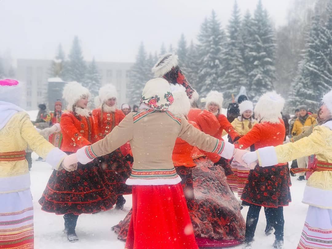 Масленица последний день зимы. Последний день Масленицы. Масленица завершилась. Администрация Осинники Масленица. Масленица в городе Осинники.