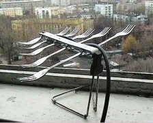 Ложки, вилки, банки — на что умельцы принимают цифровое ТВ