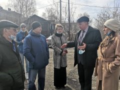 Аварийному зданию - нет, жилой застройке - да