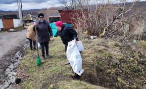 На уборке территории поселка Тайжина