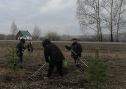 На уборке территории поселка Тайжина